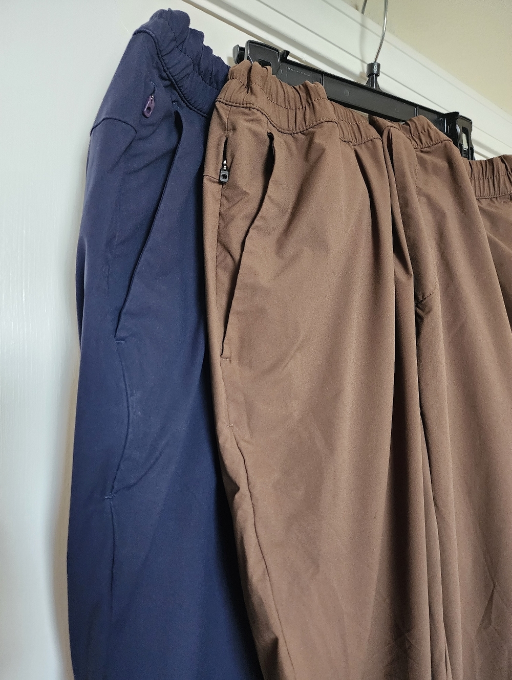 Bundle Of 2 Pair Banana Republic Womens Elastic-Waist Joggers in Brown and Navy